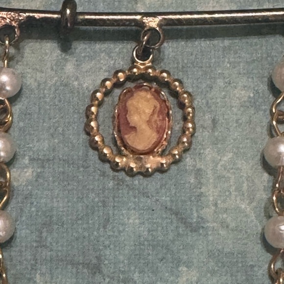 VINTAGE CAMEO AND FAUX PEARL PIN - Picture 2 of 8
